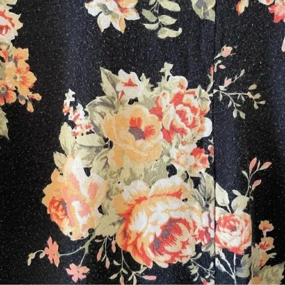 Free Kisses ¾ Sleeves Womens Floral Crewneck “Feels Like Love” Print SZ 2X - Picture 3 of 11